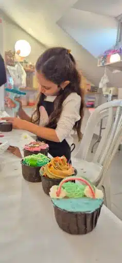 סדנת שוקולד וקאפקייקס עם זילוף קצפת לירון רופא כרמיאל