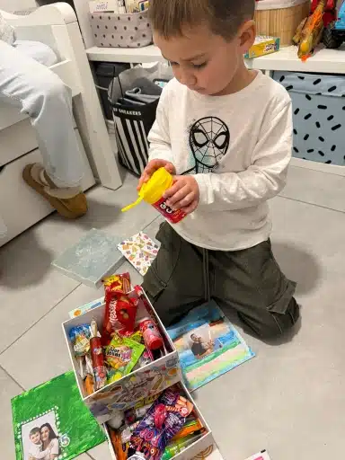 קופסה נפתחת ומתפוצצת עם ממתקים לירון רופא