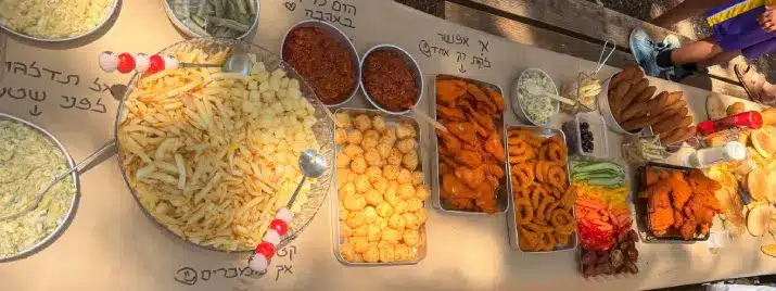 שולחן שוק שמכינים לבד יום הולדת בפארק לירון רופא